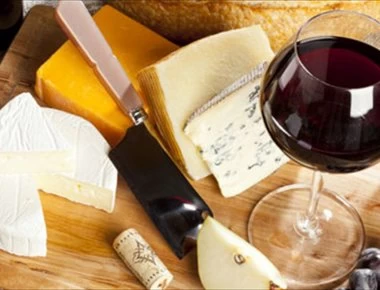 Γιατί το κρασί έχει καλύτερη γεύση όταν συνοδεύεται από τυρί;